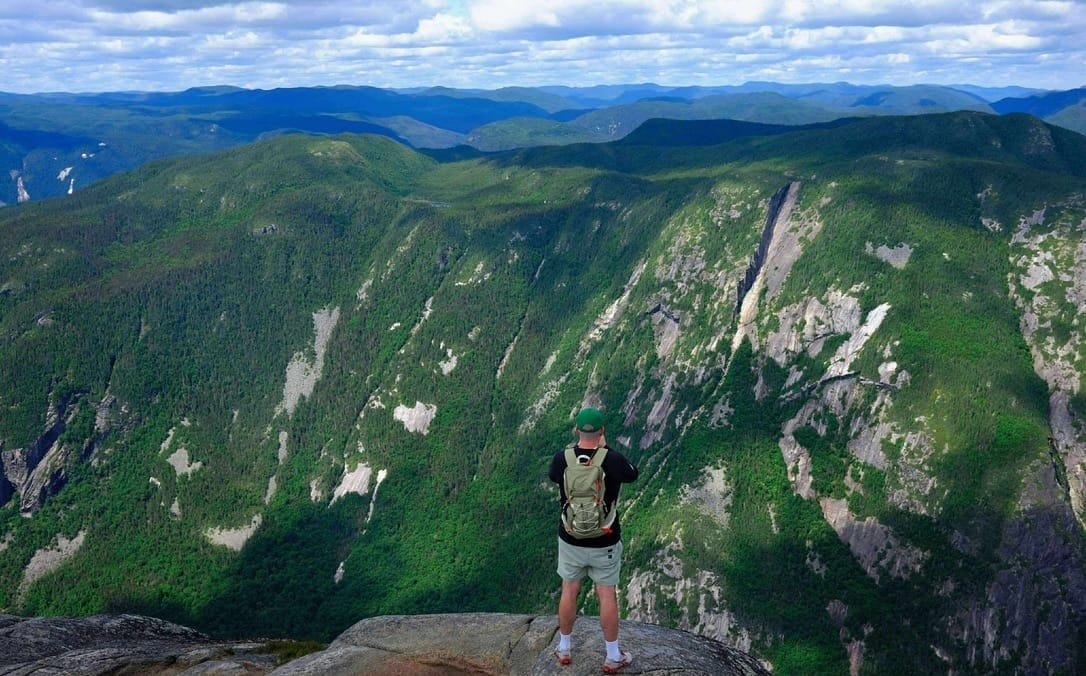 Yanik Guillemette - Au sommet de l’Acropole des Draveurs, dans les Hautes-Gorges-de-la-Rivière-Malbaie.